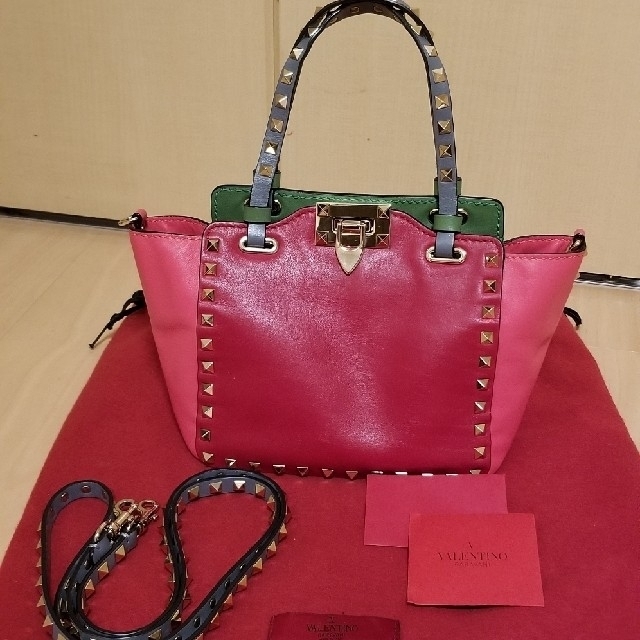 VALENTINO(ヴァレンティノ)のVALENTINO　ロックスタッズシリーズ　Sトートバッグ レディースのバッグ(ショルダーバッグ)の商品写真