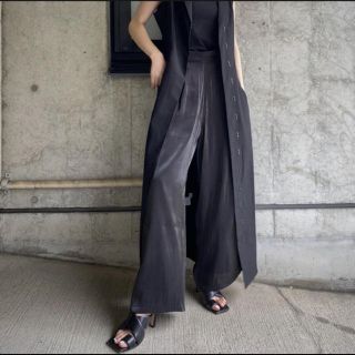 ザラ(ZARA)のリーンモーメント　サテンワイドパンツ　新品未使用タグ付き(カジュアルパンツ)