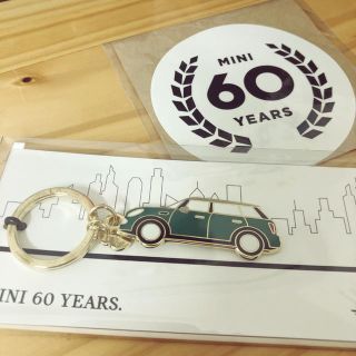 ビーエムダブリュー(BMW)のMINI 60周年記念 キーホルダー&ステッカー(キーホルダー)