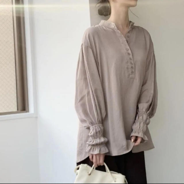 Ameri VINTAGE(アメリヴィンテージ)の louren front button shirring blouse レディースのトップス(シャツ/ブラウス(長袖/七分))の商品写真