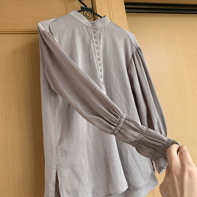 Ameri VINTAGE(アメリヴィンテージ)の louren front button shirring blouse レディースのトップス(シャツ/ブラウス(長袖/七分))の商品写真