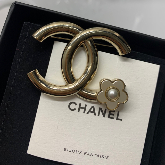 CHANEL(シャネル)のCHANEL♡シャネル♡美品ブローチ♡カメリア レディースのアクセサリー(ブローチ/コサージュ)の商品写真