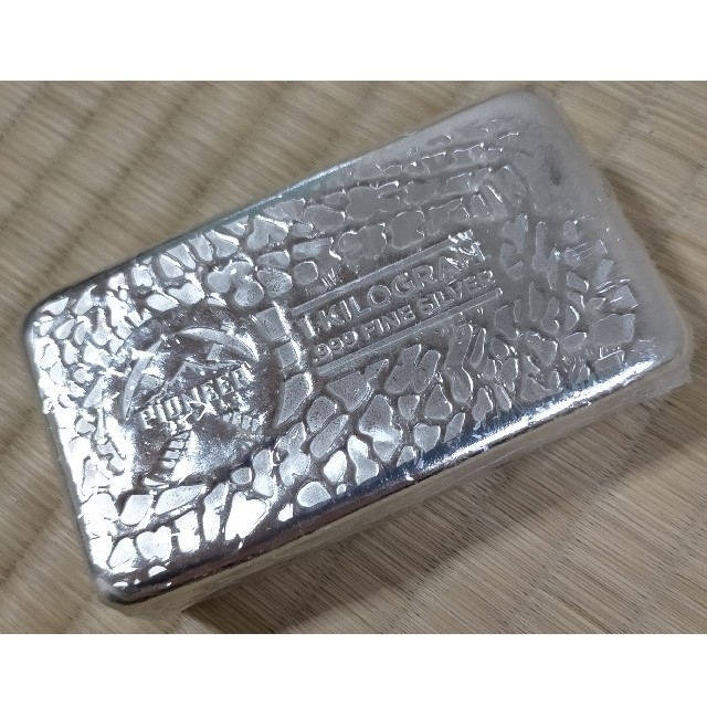 銀インゴット1kg .999 新品未使用 シルバーバー 銀地金 1000g 銀インゴット1kg .999 新品未使用 シルバーバー 銀地金 1000g