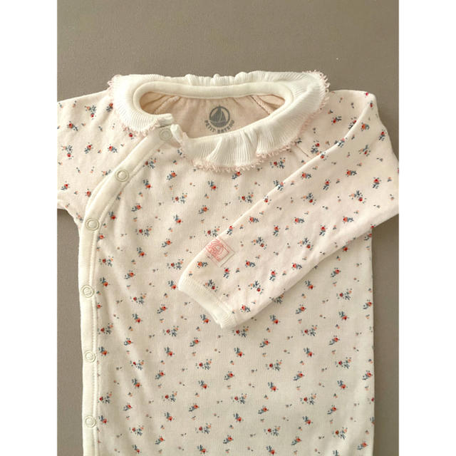 PETIT BATEAU(プチバトー)のプチバトー 襟付き 花柄 ロンパース キッズ/ベビー/マタニティのベビー服(~85cm)(ロンパース)の商品写真