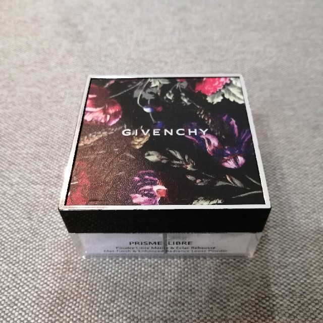 GIVENCHY(ジバンシィ)の専用です☆GIVE NCHX  フェイスパウダー コスメ/美容のベースメイク/化粧品(フェイスパウダー)の商品写真