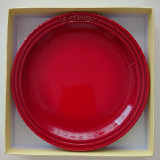 LE CREUSET(ルクルーゼ)のLE CREUSET プレート 皿 19cm レッド インテリア/住まい/日用品のキッチン/食器(食器)の商品写真