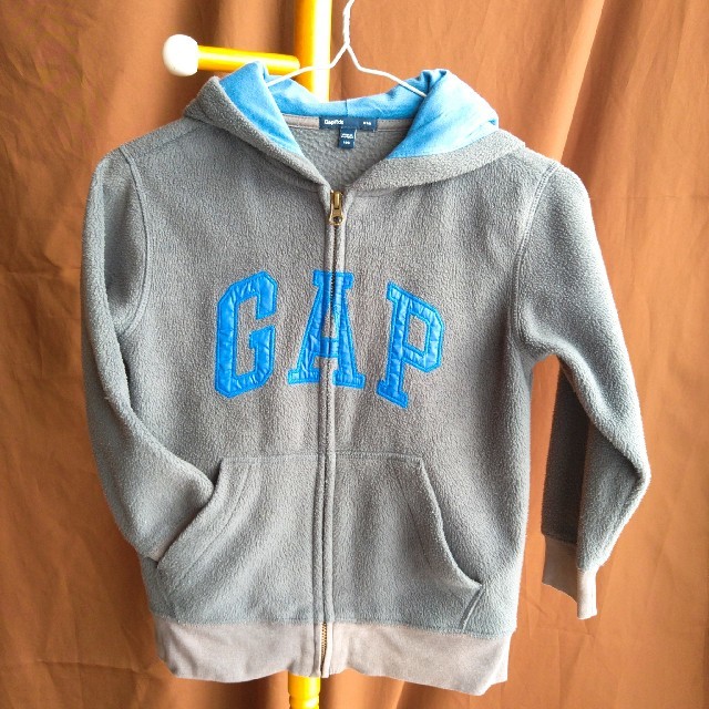 GAP Kids(ギャップキッズ)のGAP キッズ フリースパーカー 120size キッズ/ベビー/マタニティのキッズ服男の子用(90cm~)(ジャケット/上着)の商品写真