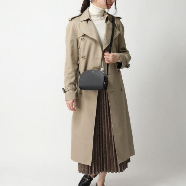 A.P.C(アーペーセー)のa.p.c. ハーフムーン 新品未使用♡黒色 レディースのバッグ(ショルダーバッグ)の商品写真