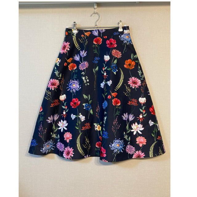 ANAYI(アナイ)の【rena様専用】アナイ　ボタニカルフラワープリントスカート 　花柄スカート   レディースのスカート(ひざ丈スカート)の商品写真