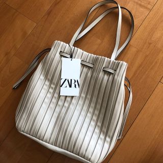 ザラ(ZARA)のZARA ザラ プリーツバッグ　ベージュ　M(ショルダーバッグ)