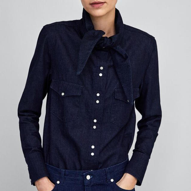 ZARA(ザラ)のデニムシャツ　S M ザラ　ZARA ボータイシャツ　インディゴ レディースのトップス(シャツ/ブラウス(長袖/七分))の商品写真