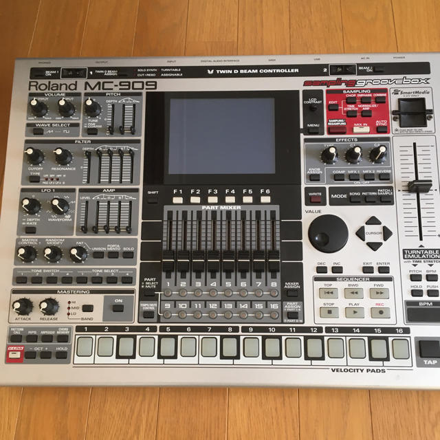 Roland MC-909 Sampling groove box