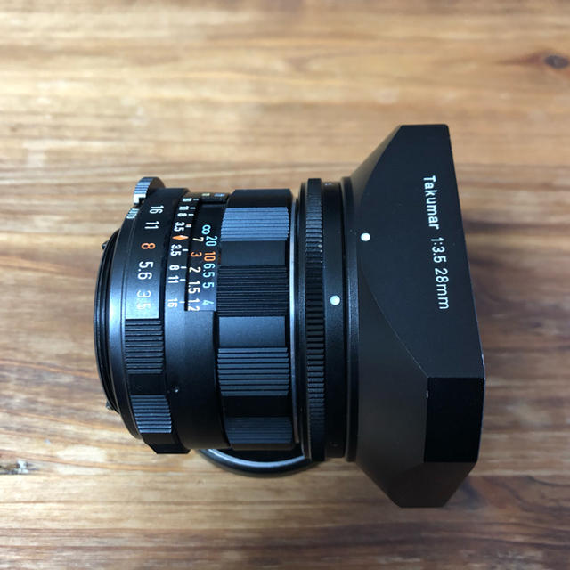 PENTAX(ペンタックス)の美品 TAKUMAR 28mm F3.5 前後CAP 角型フード付　タクマー スマホ/家電/カメラのカメラ(レンズ(単焦点))の商品写真