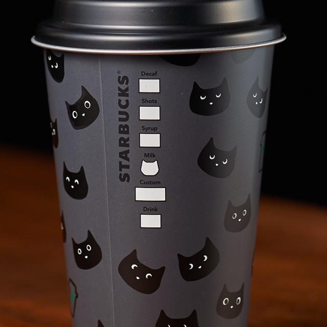 Starbucks Coffee(スターバックスコーヒー)のスターバックス☆白と黒缶セット！中身なし、ハロウィン限定缶 インテリア/住まい/日用品のキッチン/食器(容器)の商品写真