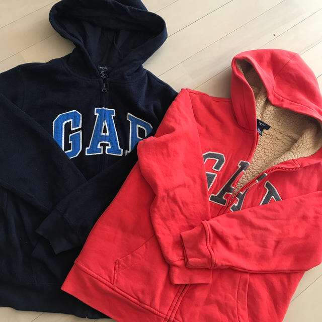 GAP Kids(ギャップキッズ)のGAP パーカー　2枚セット　ボアとフリース　140 ネイビー　オレンジ キッズ/ベビー/マタニティのキッズ服男の子用(90cm~)(ジャケット/上着)の商品写真