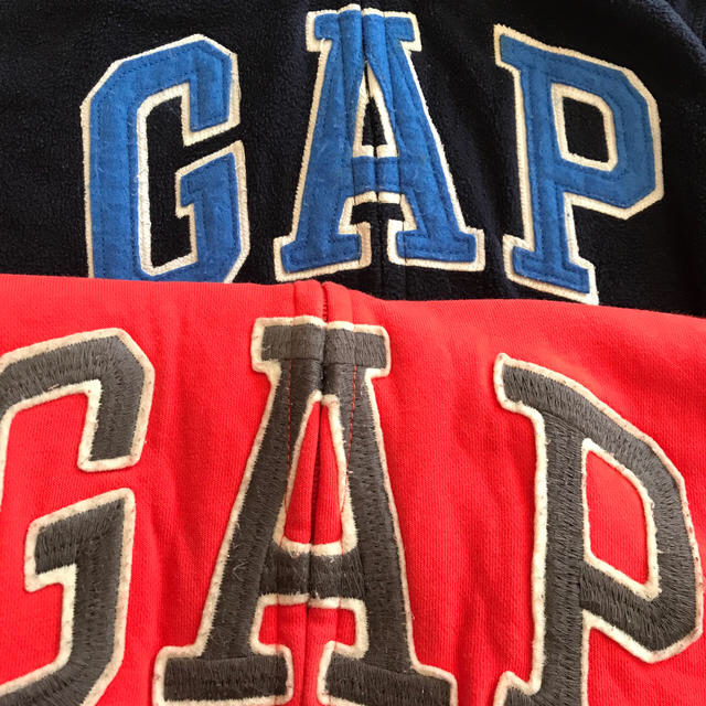 GAP Kids(ギャップキッズ)のGAP パーカー　2枚セット　ボアとフリース　140 ネイビー　オレンジ キッズ/ベビー/マタニティのキッズ服男の子用(90cm~)(ジャケット/上着)の商品写真