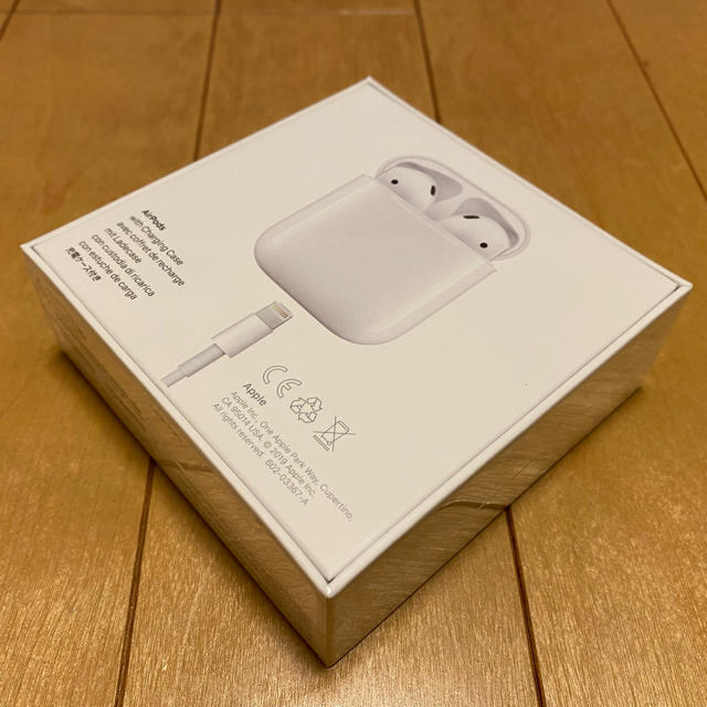 Apple(アップル)の第2世代 新品 未開封品 Apple AirPods MV7N2J/A 正規品 スマホ/家電/カメラのオーディオ機器(ヘッドフォン/イヤフォン)の商品写真