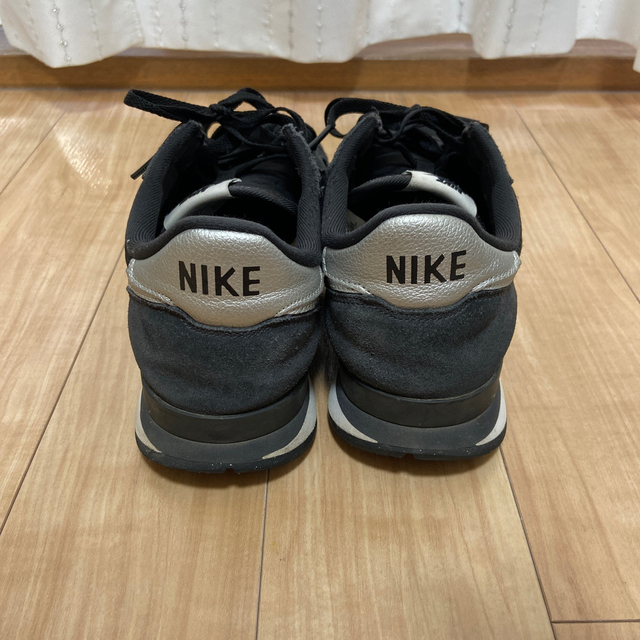 NIKE(ナイキ)のNIKE インターナショナリスト　ブラック/シルバー　復刻カラー メンズの靴/シューズ(スニーカー)の商品写真