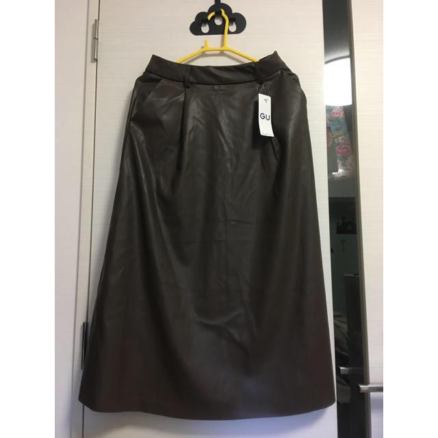 GU(ジーユー)のGU 大人気完売品　フェイクレザーフレアスカート レディースのスカート(ロングスカート)の商品写真