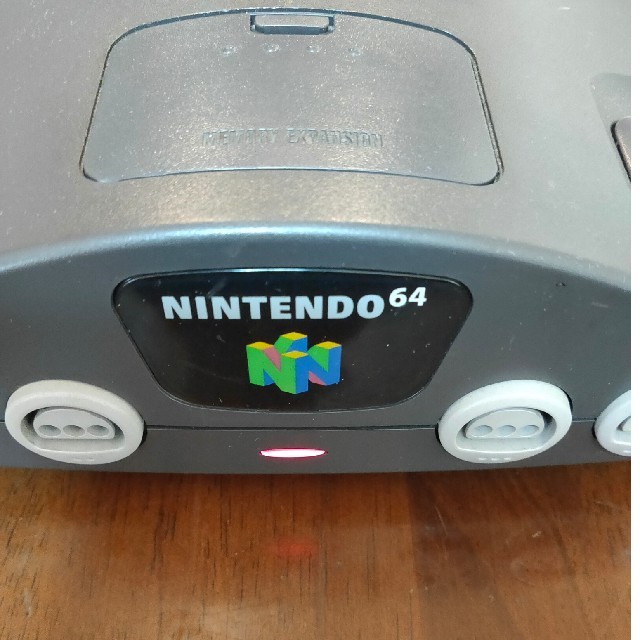 任天堂(ニンテンドウ)のNintendo64 本体 コントローラー2個 ソフト4本 エンタメ/ホビーのゲームソフト/ゲーム機本体(家庭用ゲーム機本体)の商品写真