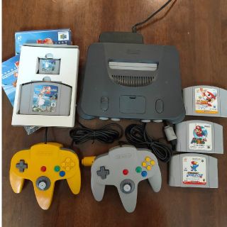 ニンテンドウ(任天堂)のNintendo64 本体 コントローラー2個 ソフト4本(家庭用ゲーム機本体)