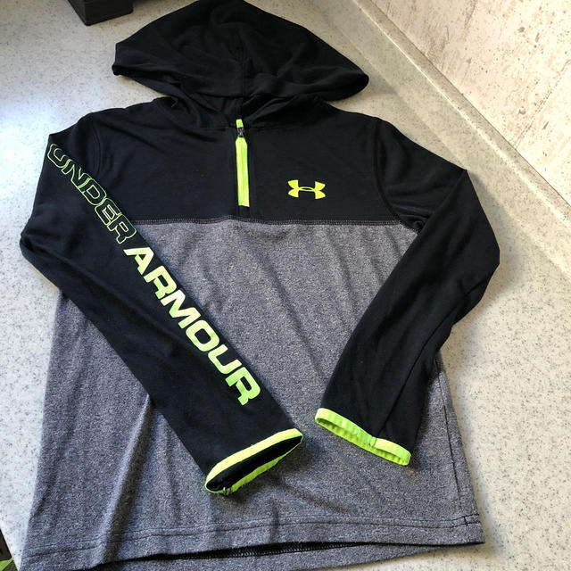 UNDER ARMOUR(アンダーアーマー)のキッズ アンダーアーマー  ysm 130cm パーカー ロンT 長袖 130 キッズ/ベビー/マタニティのキッズ服男の子用(90cm~)(Tシャツ/カットソー)の商品写真