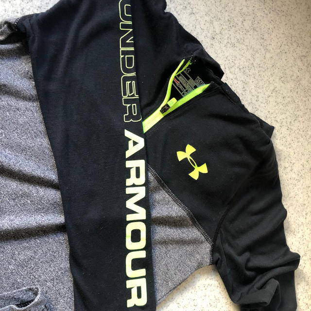 UNDER ARMOUR(アンダーアーマー)のキッズ アンダーアーマー  ysm 130cm パーカー ロンT 長袖 130 キッズ/ベビー/マタニティのキッズ服男の子用(90cm~)(Tシャツ/カットソー)の商品写真