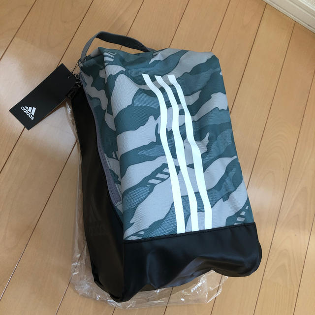 adidas(アディダス)のシューズ入れ新品Lサイズ23×32×１６㎝ スポーツ/アウトドアのスポーツ/アウトドア その他(その他)の商品写真