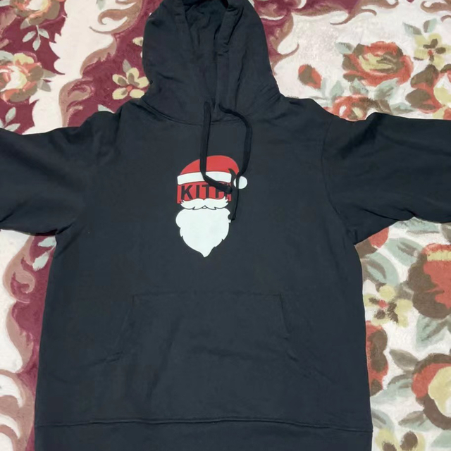 Kith パーカー　kithtreats santa hoodie 黒 メンズのトップス(パーカー)の商品写真