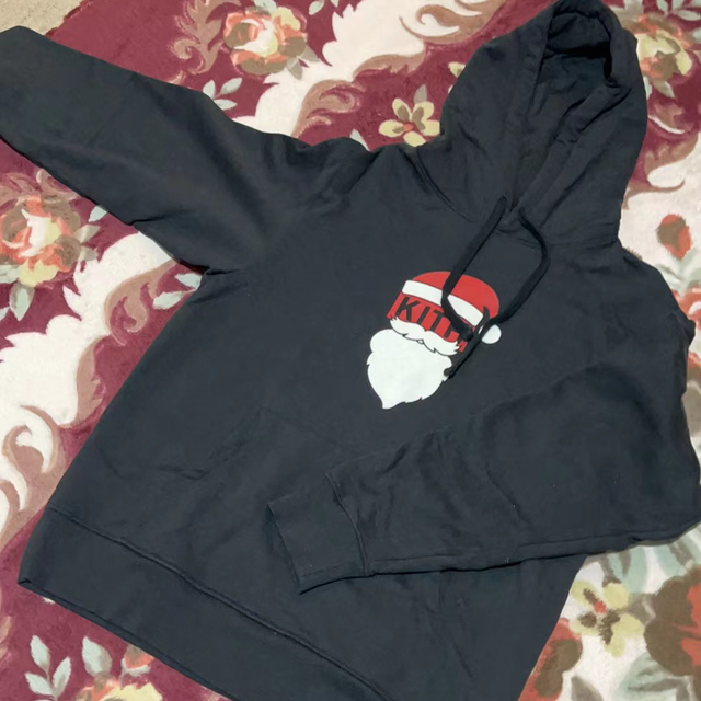 Kith パーカー　kithtreats santa hoodie 黒 メンズのトップス(パーカー)の商品写真