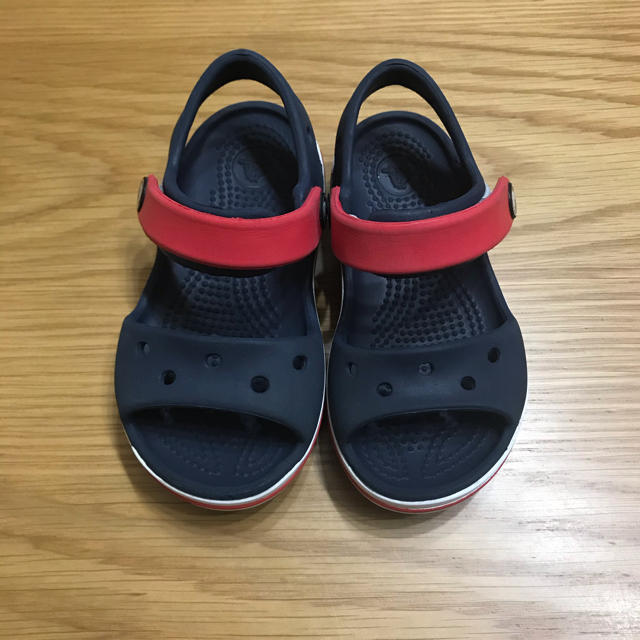 crocs(クロックス)のクロックス　キッズサンダル　C7 15㎝ キッズ/ベビー/マタニティのキッズ靴/シューズ(15cm~)(サンダル)の商品写真