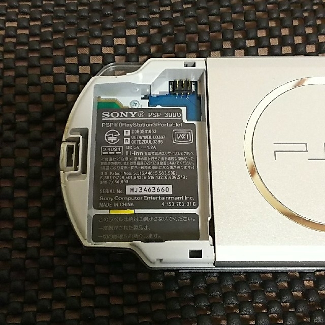 ダスキン様専用！！PSP 本体 3000 シルバー エンタメ/ホビーのゲームソフト/ゲーム機本体(携帯用ゲーム機本体)の商品写真