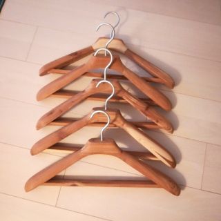 ムジルシリョウヒン(MUJI (無印良品))の無印良品 レッドシダーハンガー・紳士用 約幅４５ｃｍ(押し入れ収納/ハンガー)