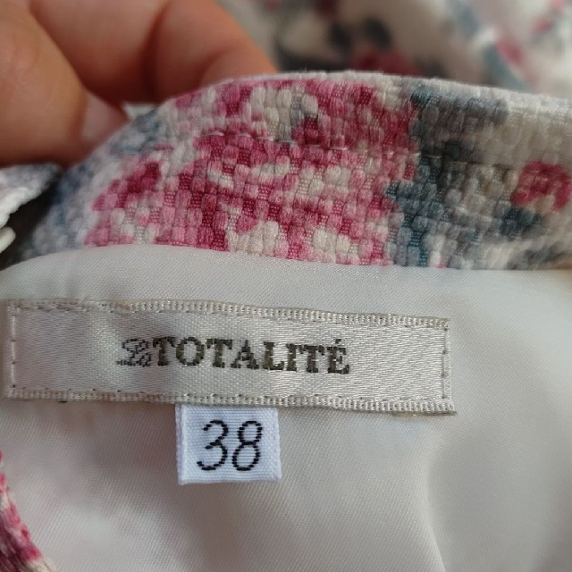 La TOTALITE(ラトータリテ)のタイトスカート　ラトータリテ レディースのスカート(ひざ丈スカート)の商品写真