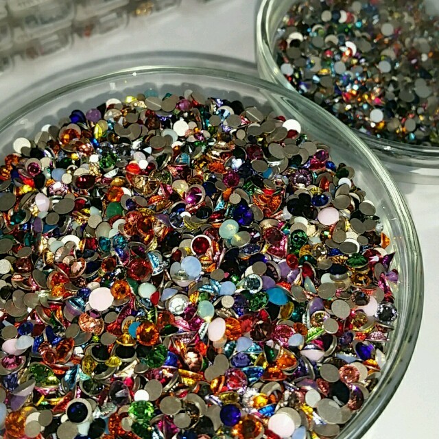 SWAROVSKI(スワロフスキー)のスワロフスキーmix50粒*°込300円 コスメ/美容のネイル(デコパーツ)の商品写真