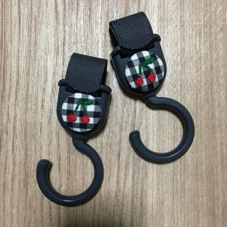 ベビーカーフック／ベルトフック　くるみボタンさくらんぼ刺繍(外出用品)