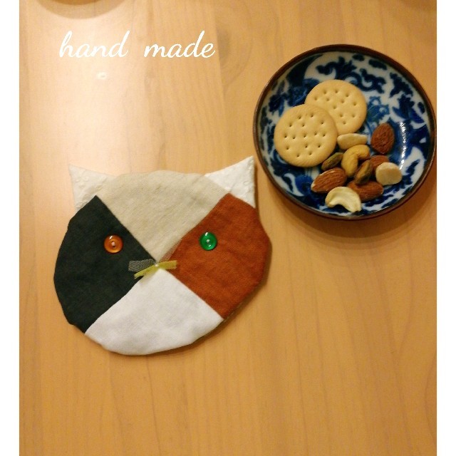 天然素材のねこちゃんコースター　三毛 ハンドメイドの生活雑貨(キッチン小物)の商品写真