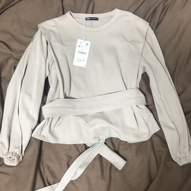 ZARA(ザラ)のZARA 袖スリットプルオーバー レディースのトップス(Tシャツ(長袖/七分))の商品写真