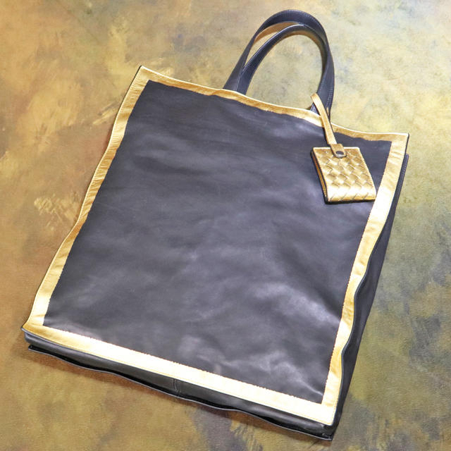 Bottega Veneta(ボッテガヴェネタ)の⭐︎最終値下げ⭐︎ボッテガヴェネタ絶盤レザートートバッグ ブラック×ゴールド  メンズのバッグ(トートバッグ)の商品写真