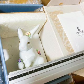 ［新品］リヤドロ LLADRO 花飾りの白ウサギ(4) 6100 陶器人形 置物(陶芸)