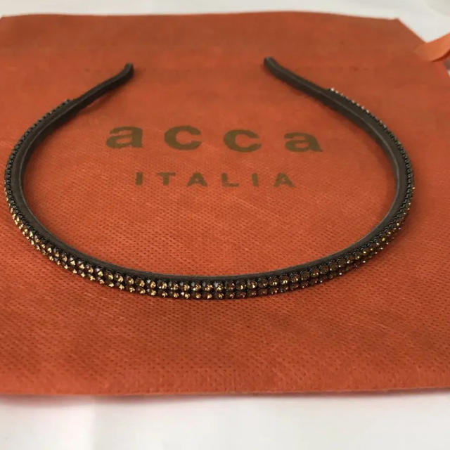 acca(アッカ)のacca アッカ 2連ラインストーンカチューシャブラウン レディースのヘアアクセサリー(カチューシャ)の商品写真