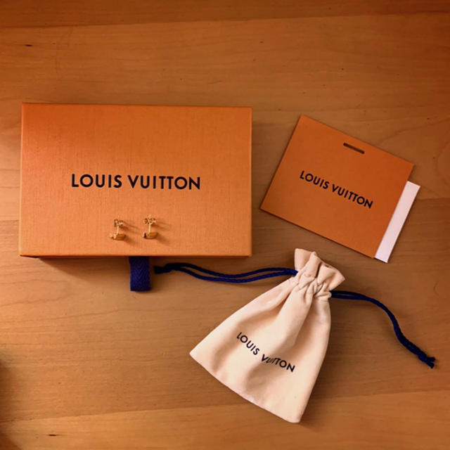 【未使用】Louis Vuitton スタッズイヤリング・エセンシャルV1x1cm金具色