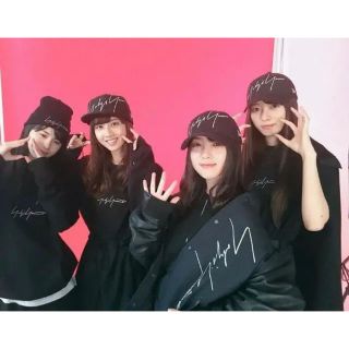 ヨウジヤマモト 芸能人多数着用 ジグネスチャーロゴキャップ