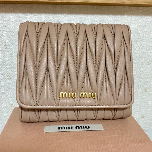 miumiu マテラッセ レザー 三つ折財布