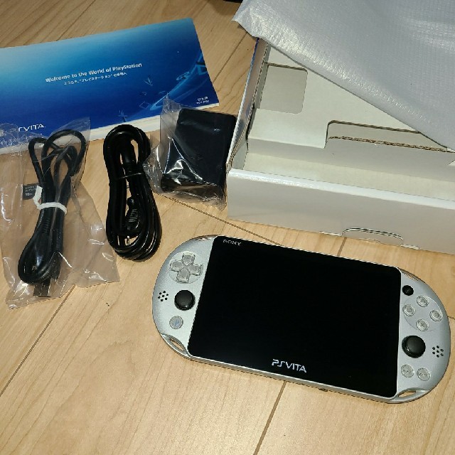 PlayStation Vita - PS vita 2000　シルバー　(プレイステーションヴィータ)の通販 by GAN-T's shop｜プレイステーションヴィータならラクマ 新作得価