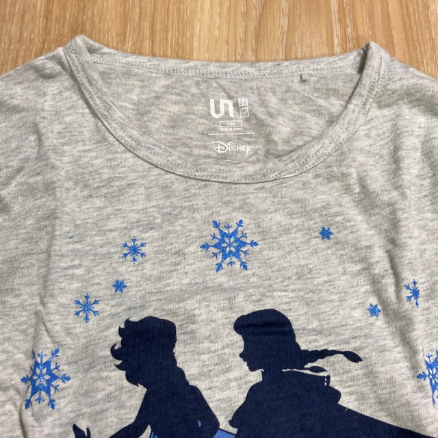 UNIQLO(ユニクロ)のユニクロ　アナと雪の女王　長袖Tシャツ　130 キッズ/ベビー/マタニティのキッズ服女の子用(90cm~)(Tシャツ/カットソー)の商品写真