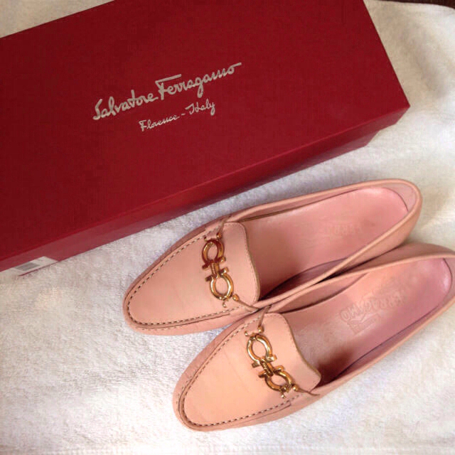 Ferragamo(フェラガモ)のフェラガモ♡ぺたんこピンクローファー♡ レディースの靴/シューズ(ローファー/革靴)の商品写真