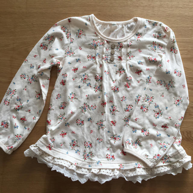 キッズ　花柄長袖カットソー　サイズ120 キッズ/ベビー/マタニティのキッズ服女の子用(90cm~)(Tシャツ/カットソー)の商品写真