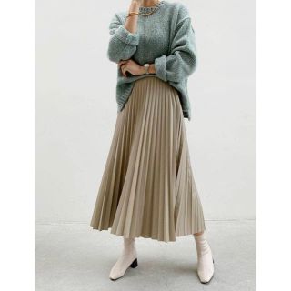 ザラ(ZARA)の新品　バースデーバッシュ  レザー　プリーツスカート ベージュ　エコレザー(ロングスカート)