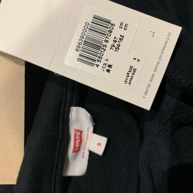 Levi's(リーバイス)の【新品】リーバイス Levi‘s パーカー レディース S 黒xシルバー レディースのトップス(パーカー)の商品写真